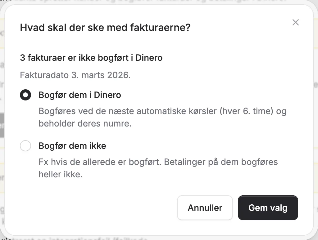 Valget mellem at bogføre de 3 fakturaer i Dinero eller lade dem være, vist med fiktive data