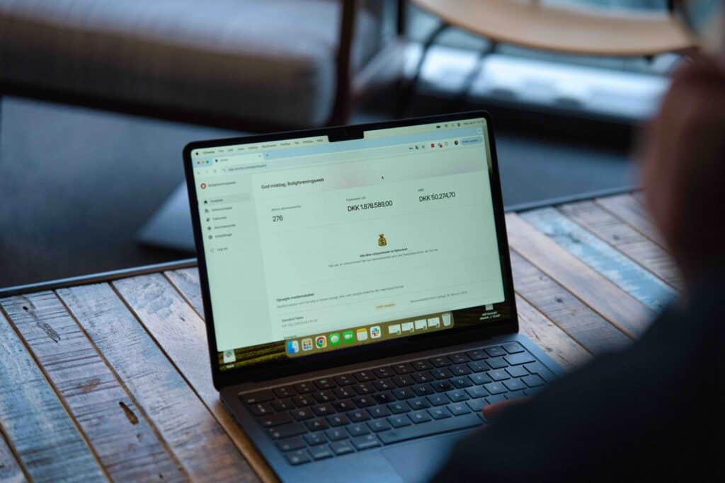Alunta dashboard vist på PC skærm.