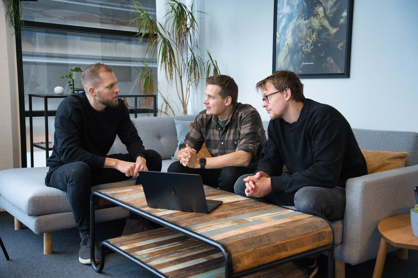 Emil, Bo og Oliver snakker sammen i sofa