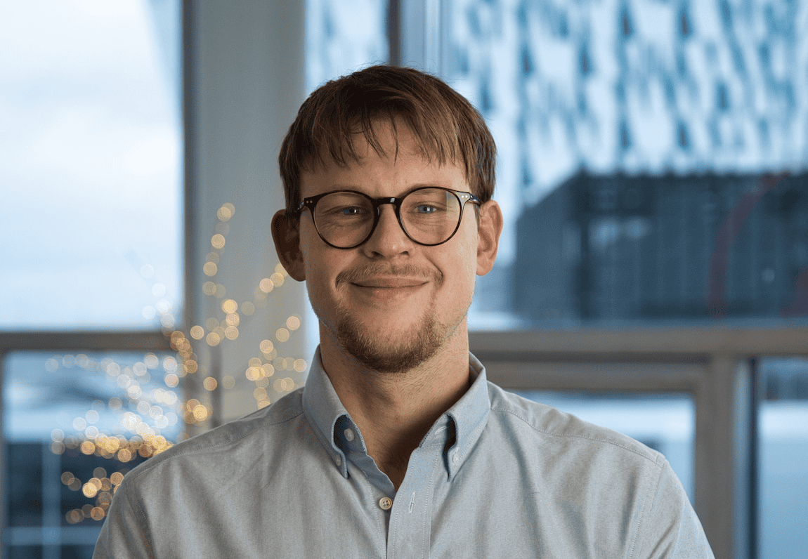 Et portræt af Oliver, som er en af ejerne af Alunta. Han er klædt i lyseblå skjorte og kigger direkte i kameraet.