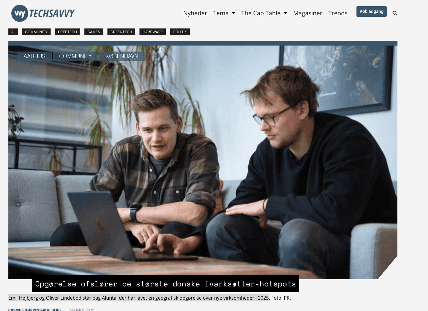 Forside fra Techsavvy media. Billedet viser Oliver og Emil på en sofa